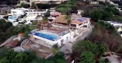 Hace tres años, la casa estaba valorada en 4.5 millones de dólares y contaba con un terreno de 5,000 metros cuadrados, 11 habitaciones, un comedor para 18 personas, terraza, piscina, bar y cancha de tenis, entre otros. (ESPECIAL) 
