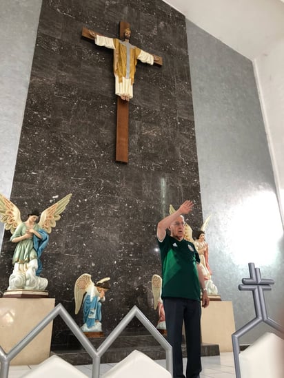 Celebración. Ayer, el obispo emérito de la Diócesis de Torreón José Guadalupe Galván, recibió la playera de la selección. (EL SIGLO DE TORREÓN)