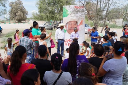 Compromiso. Pedro Luna asegura que regresará al campo y atenderá todas sus peticiones. (CLAUDIA LANDEROS)