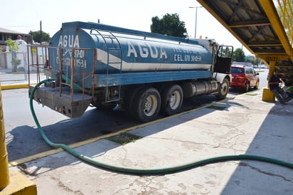 Con pipas. Según el Simas, es en las colonias del poniente de la ciudad donde se sigue entregando agua en pipas y así se continuará durante las obras. También se apoya en Laguna Norte. (EL SIGLO DE TORREÓN)