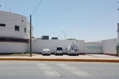 Incógnita. El cuerpo del hombre fue llevado hasta el edificio del Servicio Médico Forense de la Comarca Lagunera.