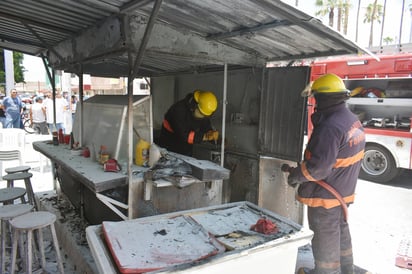 Accidente. Posible falla en una manguera con gas habría ocasionado el fuego en el local.