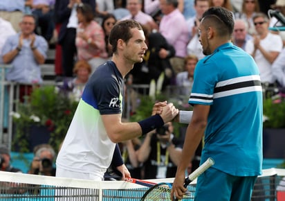 Andy Murray (i) se saluda tras caer 2-6, 7-6, 7-5 ante el australiano Nick Kyrgios. (AP)