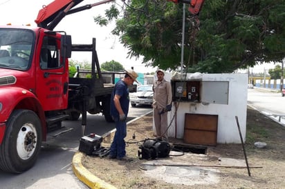 Prevención. En Ciudad Lerdo, Sapal da mantenimiento preventivo a drenaje. (EL SIGLO DE TORREÓN)