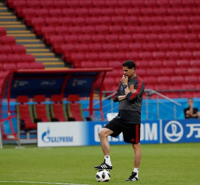 Fernando Hierro, técnico de España, espera un duelo complicado hoy ante Irán. (EFE)