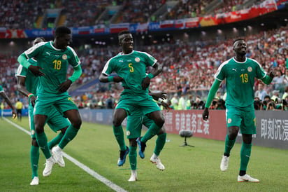 Celebran los jugadores de Senegal luego de que Mbaye Niang (d) marcara el segundo gol en la victoria 2-1 ante Polonia. (AP)