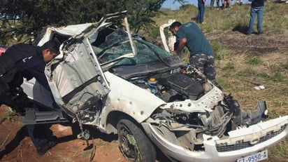 La encontraron destrozada a un costado de la carretera, y en su interior dos personas estaban mal heridas. (EL SIGLO DE TORREÓN)

