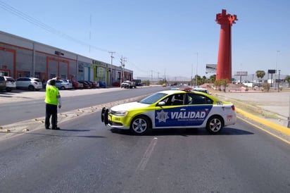 Paso cerrado. Patrulleros de Vialidad tuvieron que cerrar el sentido hacia Gómez Palacio del paso elevado Bravo en el Periférico.