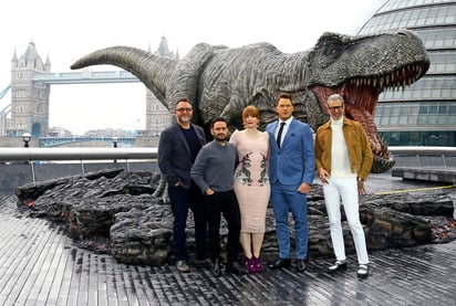 Felices. El director J.A. Bayona con los actores Colin Trevorrow, Chris Pratt, Bryce Dallas Howard y Jeff Goldblum. (ARCHIVO)