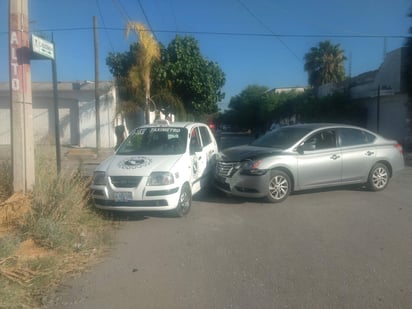 El vehículo sedán impactó la parte media del taxi, proyectándolo hacia la zona de la banqueta. (EL SIGLO DE TORREÓN)