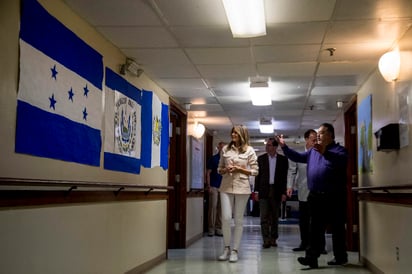 La primera dama de EE.UU., Melania Trump, se encuentra en la frontera con México para conocer de primera mano la situación de los niños inmigrantes que han llegado al país de manera irregular, según anunció hoy la Casa Blanca en un comunicado. (AP)