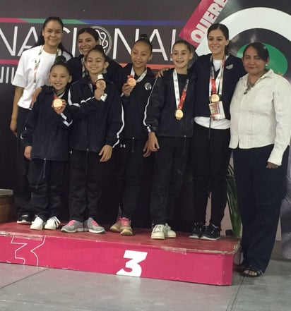 Las pequeñas gimnastas celebraron esta medalla que es fruto de largos meses de entrenamientos. (EL SIGLO DE TORREÓN)