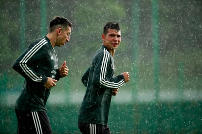 Tal es el caso del mediocampista Héctor Herrera y el delantero Hirving Lozano, quienes de acuerdo al diario 'AS', son pretendidos por el cuadro madridista. (EFE)