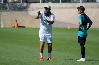 Tapia salió campeón con la Sub-17 en el Apertura 2017. Omar Tapia, nuevo DT de Santos Sub20