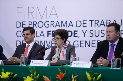  La magistrada presidenta del Tribunal Electoral del Poder Judicial de la Federación (TEPJF), Janine Madeline Otálora Malassis, acompañada del fiscal Héctor Marcos Díaz-Santana Castaño y Ricardo Suro Gutiérrez, quien preside la Asociación Mexicana de Fiscalías Electorales Locales (AMFEL). (EL UNIVERSAL)