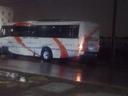 Veinte empleados de una maquila y los conductores de ambas unidades involucradas resultaron lesionados en el accidente, aunque ninguno de gravedad. (EL SIGLO DE TORREÓN)