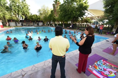 En esta sesión especial realizada en la alberca de la Unidad Deportiva, mujeres y hombres practicaron Yoga Acuático. (EL SIGLO DE TORREÓN)