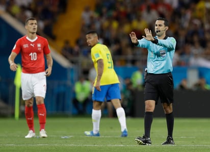 Luego de la polémica suscitada en el Brasil vs Suiza, primer encuentro que dirigió César Arturo Ramos, la FIFA designó al silbante mexicano junto con sus compatriotas Marvin Torrentera y Miguel Hernández, para dirigir el duelo del próximo domingo. (AP)