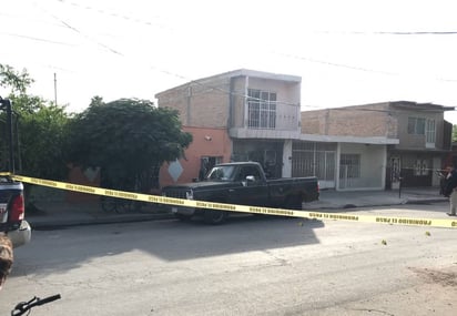 Sin vida. El hombre que perdió la vida presentaba a simple vista cinco heridas de arma de fuego y quedó a bordo de su camioneta. (EL SIGLO DE TORREÓN) 