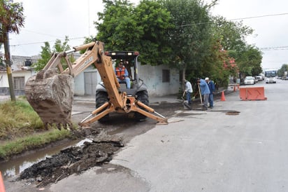 Atención. Personal del Sideapa acudió a la colonia Los Álamos para prevenir inundación. (EL SIGLO DE TORREÓN)