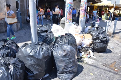 Sin control. Pese a lo que se gasta mensualmente en pagarle a PASA -encargada del servicio de limpieza- ésta es una de las imágenes del sector Centro de la ciudad. (FERNANDO COMPEÁN)