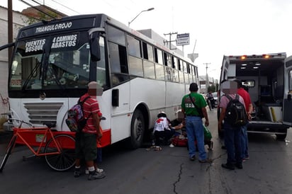 Atención. Paramédicos de la Cruz Roja atendieron a la mujer lesionada y la trasladaron al Hospital General.