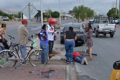 Herido. El ciclista terminó lesionado sobre el pavimento luego de ser impactado por el vehículo Mazda de color gris.