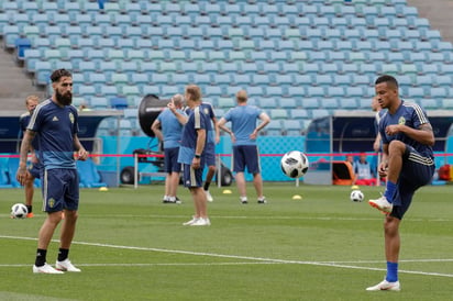 Los jugadores de Suecia Jimmy Durmaz (i) e Isaack Kiese (d) participan en un entrenamiento en el Fisht Arena, en Sochi. (EFE)