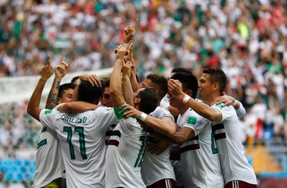 Sus compañeros celebraron con él apuntando hacia el cielo. (AP) 