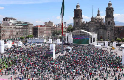 La plancha del Zócalo se tiñó tricolor. (EL UNIVERSAL) 