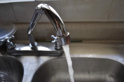 Las capas de agua de tan solo unas cuantas moléculas de grosor se comportan de manera distinta cuando se presentan en volúmenes mayores. (ARCHIVO)