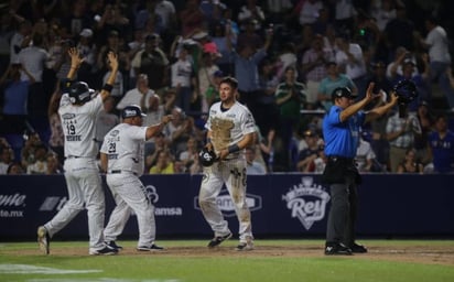 Un rally de siete carreras en la octava entrada rompió el empate a dos carreras para que ganaran los Sultanes 9-2 a Leones. Gana Sultanes y se acerca a Leones