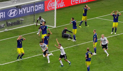 La selección alemana sacó la casta y vino de atrás para derrotar de último minuto 2-1 a Suecia y ahora tener el destino en sus manos, ya que de vencer por dos goles a Corea en el último juego estarán en octavos de final. (AP)