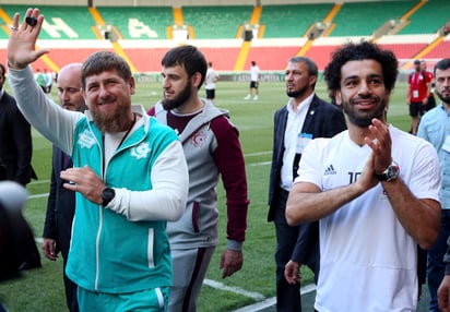 Salah junto al líder de Chechenia, Ramzan Kadyrov. Líder checheno condecora a Salah