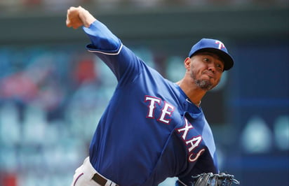 Yovani Gallardo permitió cuatro carreras, dio dos bases por bolas y ponchó a tres enemigos en la victoria de Rangers 9-6 sobre Twins. Gallardo logra su primera victoria