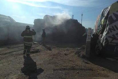 Atención. El personal del departamento de Bomberos de Gómez Palacio se encargó de sofocar el fuego.