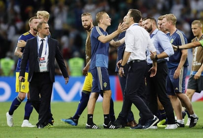 Imágenes del video muestran a Voigt y Behlau mientras caminan hacia el banquillo instantes después de finalizar el partido y aplaudir y señalar a sus rivales.