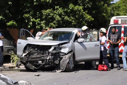 La mujer lesionada fue auxiliada por paramédicos de Cruz Roja y trasladada a un hospital privado para su atención médica.
