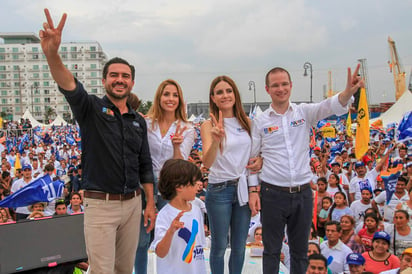 El aspirante panista comentó que el único triste es el candidato presidencial de Morena, que creyó que podría reunir gente y llenar el estadio Luis “Pirata” Fuente y no logró llenar la cancha ni las gradas.
