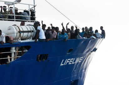 El barco de la ONG alemana permanece a la espera. (EFE)