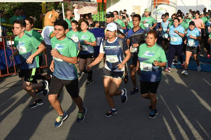 Decenas de laguneros en todas las categorías tomaron parte en la tradicional prueba atlética. (Foto Jesús Galindo)