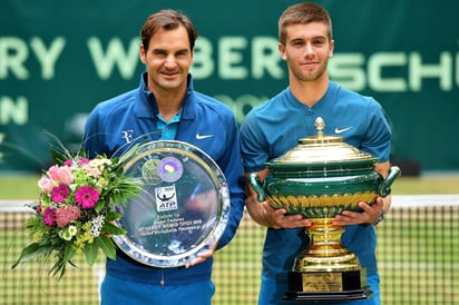 Roger Federer (i) no pudo con Borna Coric y cayó 7-6, 3-6, 6-2; el suizo cederá el número uno del ránking de la ATP a Rafael Nadal. (EFE)