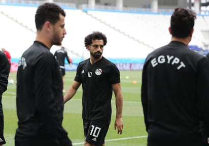 El egipcio Mohamed Salah (10) durante el entrenamiento del equipo ayer. (AP)