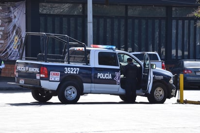 Acuden. Fueron agentes de la Policía Municipal quienes realizaron la detención de las personas en la tienda señalada.