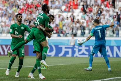 Los árabes festeja el gol de la victoria ante Egipto.