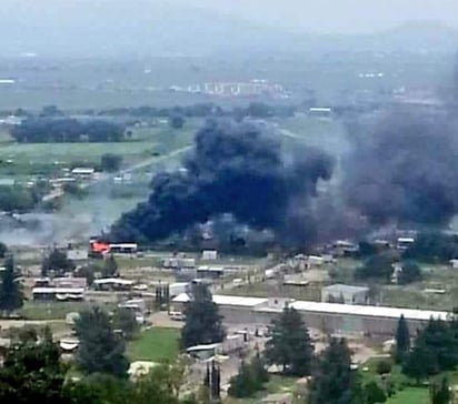 Las explosiones generaron una intensa nube negra que cubrió la zona. (TWITTER) 

