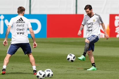 El tan criticado Lionel Messi (d) buscará ayudar a su selección para derrotar a Nigeria y que Argentina logre su pase a los octavos de final. (AP)