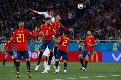 Youssef En Nesyr le gana el salto a Sergio Ramos y marca de cabeza el segundo gol de los africanos. (AP)