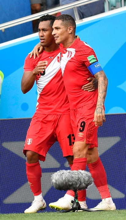 Paolo Guerrero festeja su gol, el segundo para la causa de los sudamericanos.