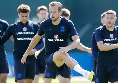 Harry Kane (c) marcha como líder de goleo con cinco tantos. (Fotografía de AP)